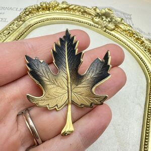 Vintage Black and Gold Tone Ombré Maple Leaf Brooch Fall Autumn Jewelry Pin